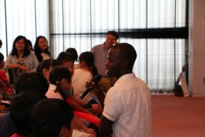 留学生と堺市立白鷺小学校6年生の交流会を実施