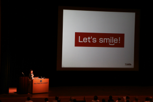 最後のスライド「Let's smile!」の写真