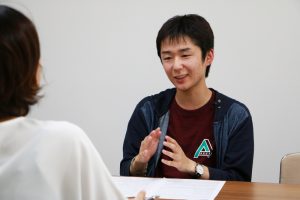 インタビューに答える中村さんの写真