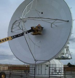 電波望遠鏡設置工事を行う浅山さんの写真