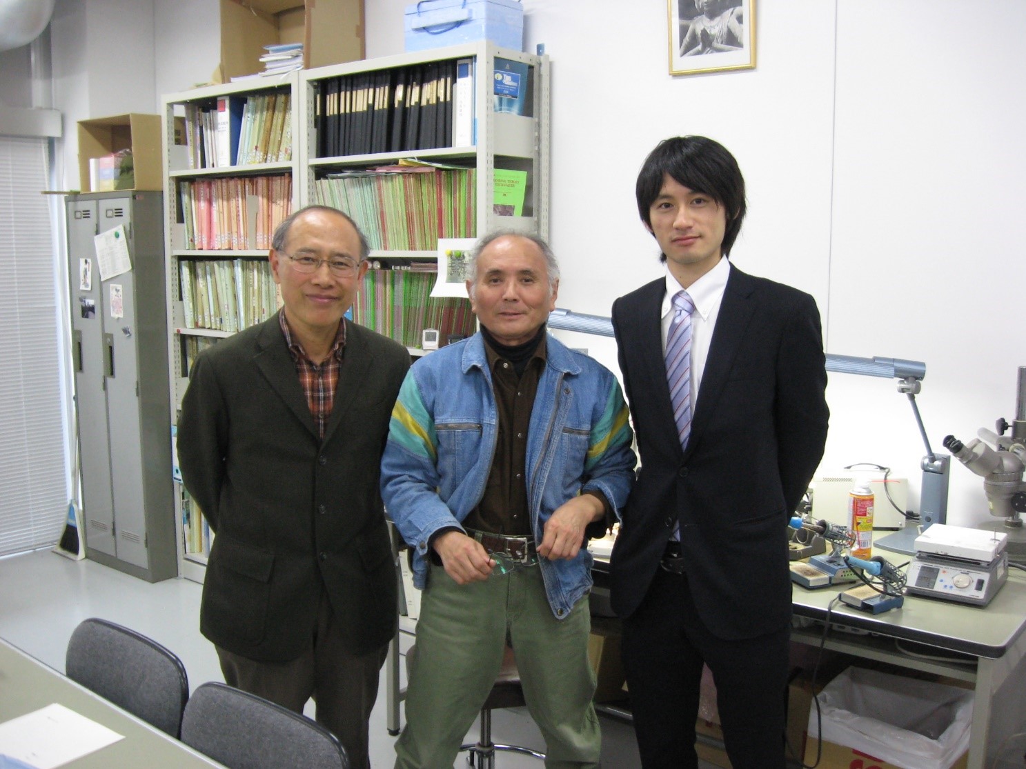 左に大学時代の恩師　小川英夫教授、中央が阿部安宏客員研究員、右に小嶋さん (写真は2007年ごろ)