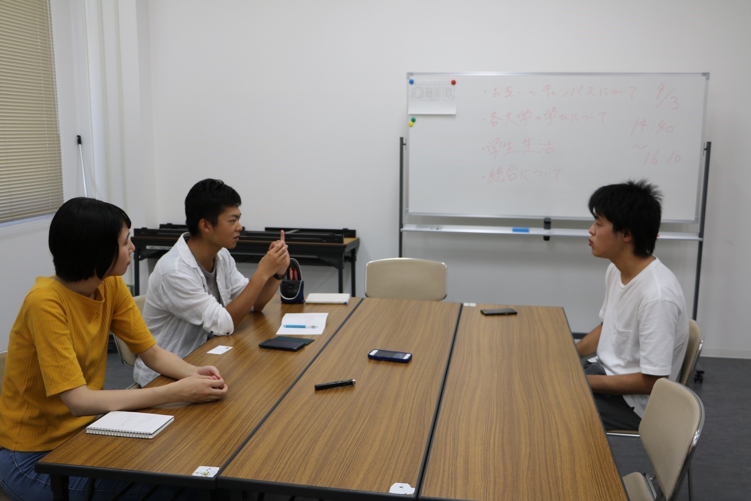 意見交換をする大阪市立大学新聞部HijichoとMICHITAKEのメンバーの様子