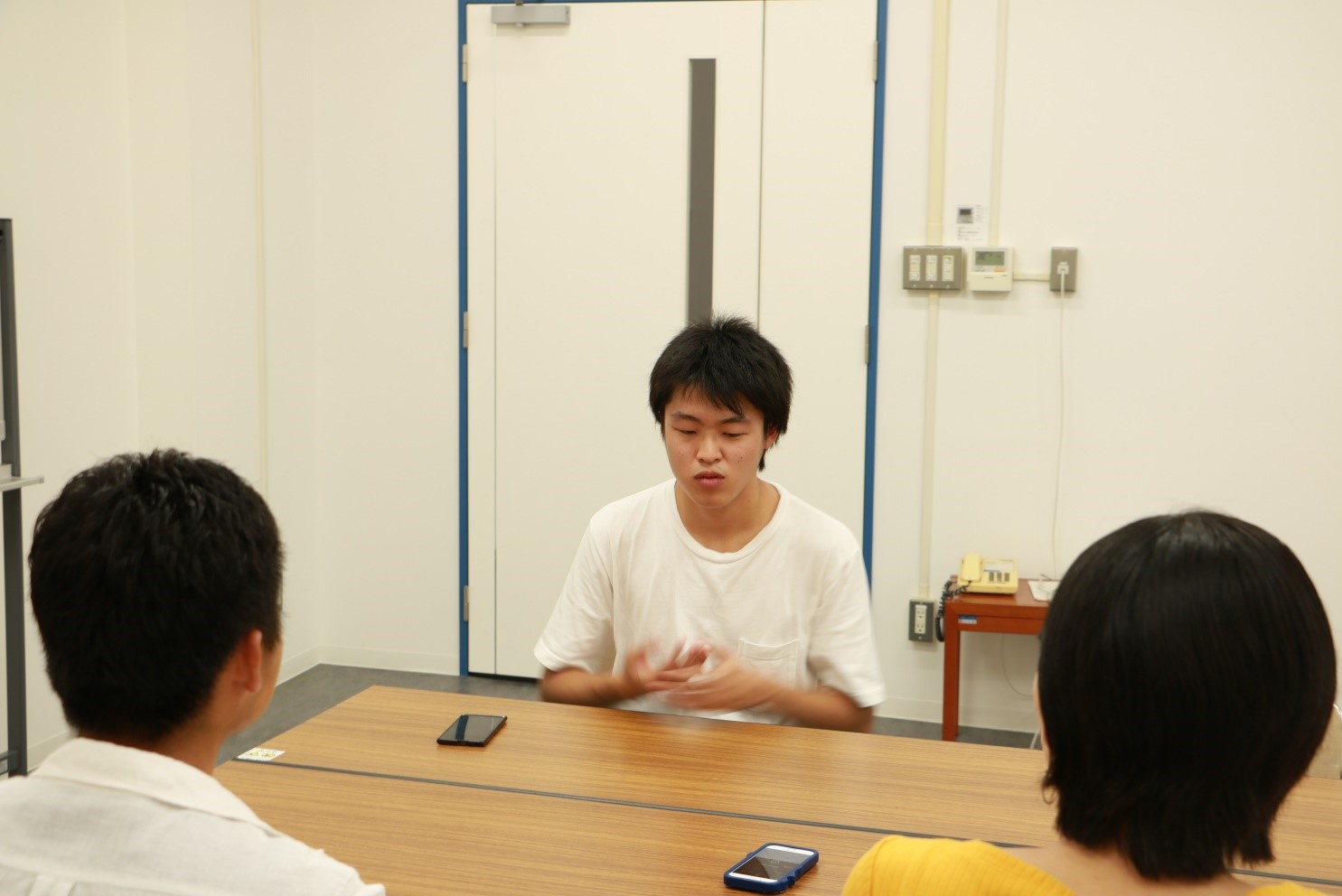 大阪市立大学について話すHijichoのメンバーの様子