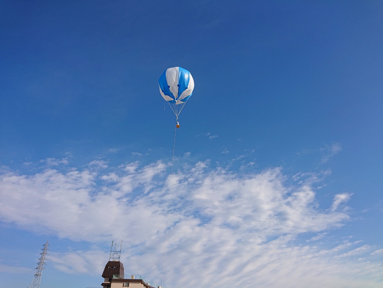 上昇中の気球の写真