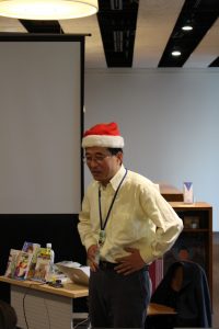 サンタ姿の川西先生の写真②