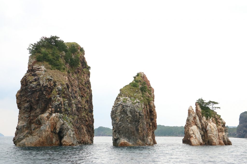 ３つの岩が突起のように海から突き出ている、三郎岩
