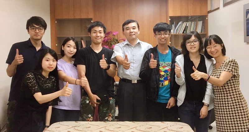 台南大学のメンバーと先生との写真